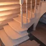 Características de las escaleras de pino y matices de auto-pintura.