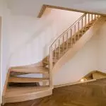 Características das escadas de pinheiro e nuances de auto-pintura