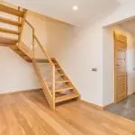 Çam ve kendi kendine boyama nüansları merdivenlerin özellikleri