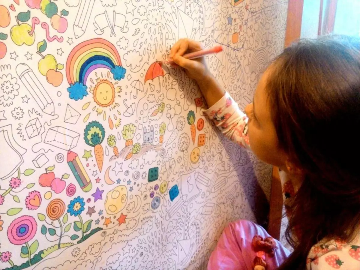 Разрисованная мама. Рисование на стенах для детей. Стены творчества для рисования с детьми. Стена для рисования в детской комнате. Рисование на обоях с детьми.