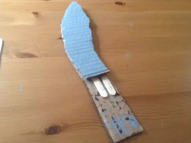 Cuchillo pirata de cartón.
