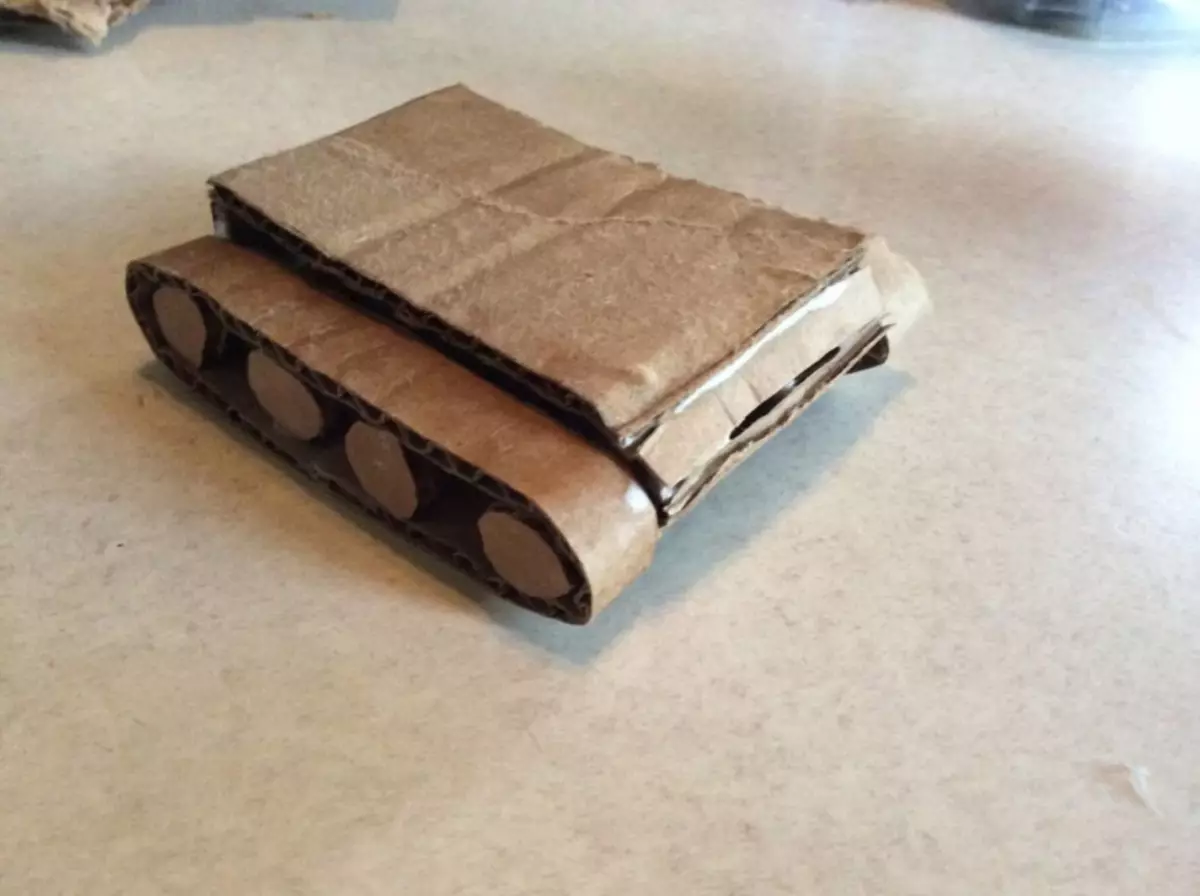 Cardboard tank ua rau koj tus kheej