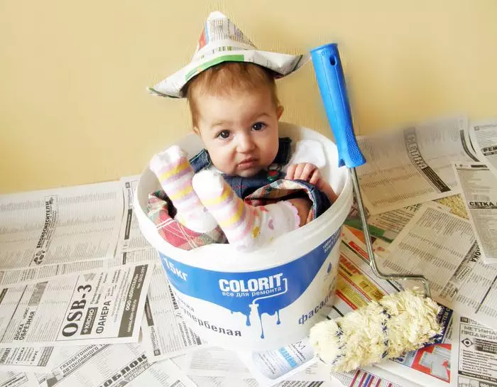 Cosa fare se il bambino ha mangiato la colla della carta da parati