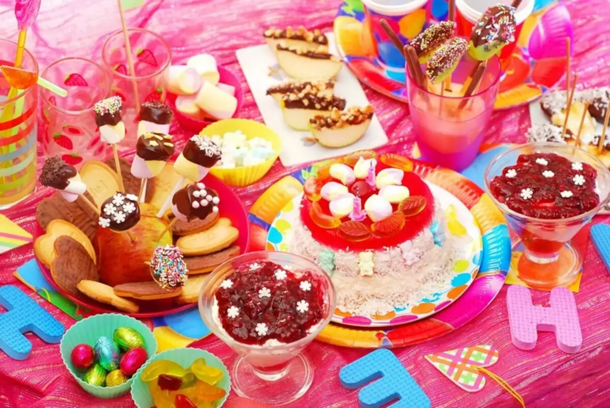 Hogyan kell díszíteni a születésnapi asztalt: Fényes ötletek a nyaraláshoz (38 fotók)