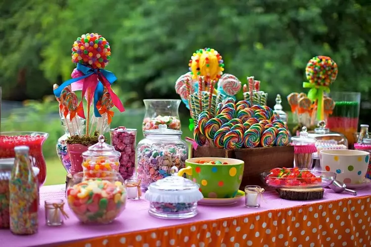 Jak ozdobić stół urodzinowy: jasne pomysły na wakacje (38 zdjęć)