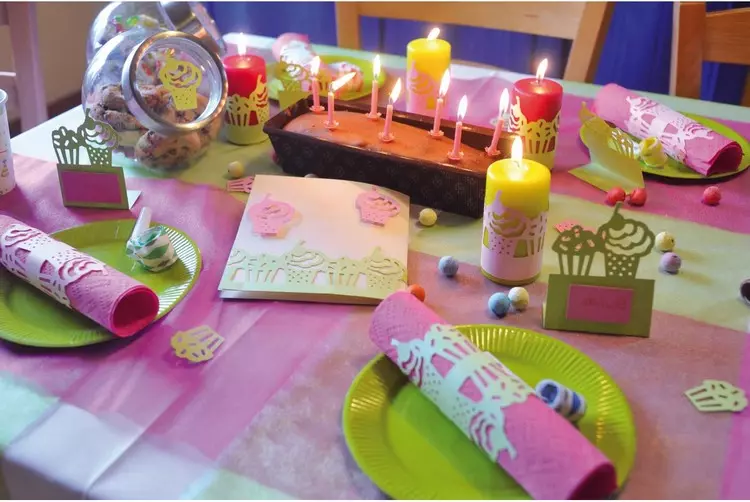 Hoe een verjaardagstafel te versieren: heldere ideeën voor de vakantie (38 foto's)
