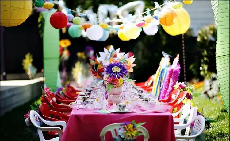 Comment décorer une table d'anniversaire: idées lumineuses pour les vacances (38 photos)
