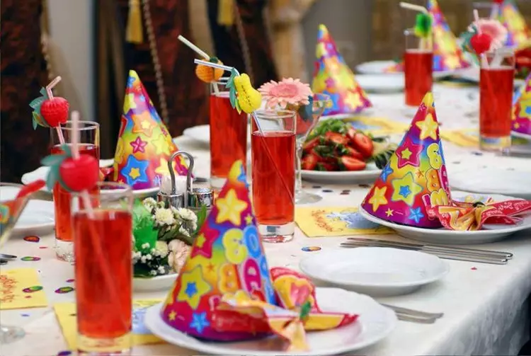 Jak ozdobić stół urodzinowy: jasne pomysły na wakacje (38 zdjęć)