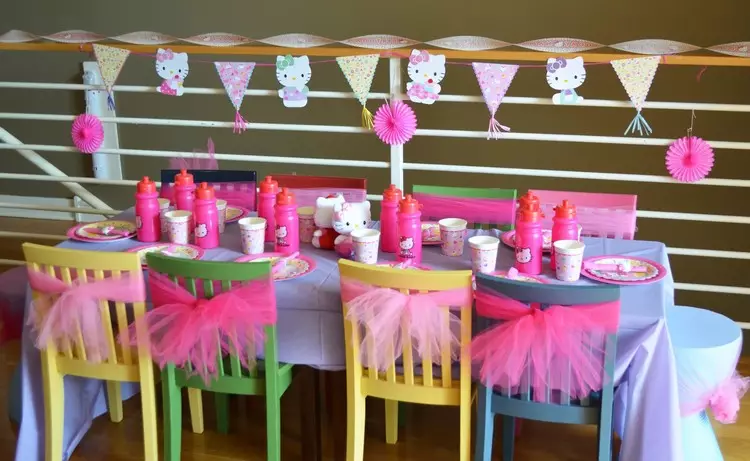 Hoe om 'n verjaarsdagtafel te versier: helder idees vir die vakansie (38 foto's)