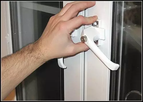 Cómo quitar de forma independiente la puerta de plástico con bucles.
