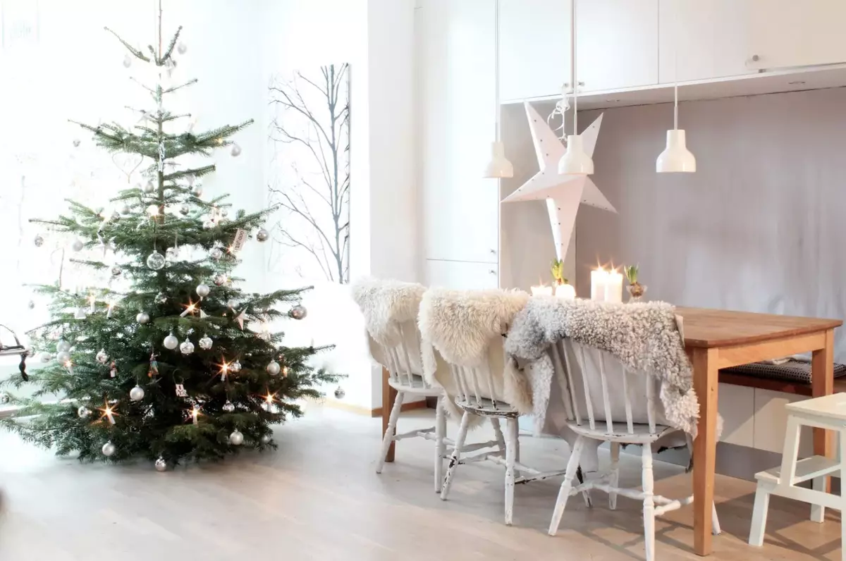 How easy and stylishly decorate the house for winter holidays?