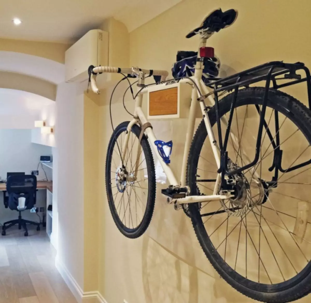 Можно ставить велосипед на. Крепление для велосипеда на стену. Велосипед на стене. Компактное хранение велосипедов. Крепление для велосипеда в подъезде.