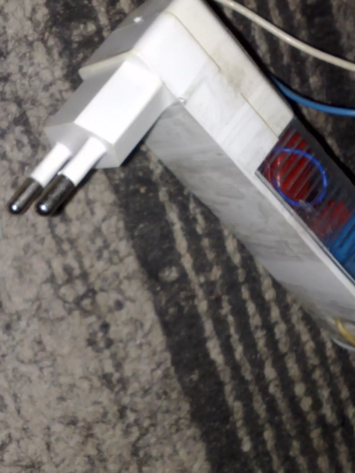 Caricabatterie semplice semplice per batterie per auto con le loro mani