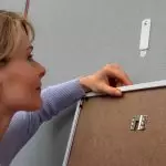 Hur man hänger en bild utan att borra väggar: en översikt över monteringsskotsken