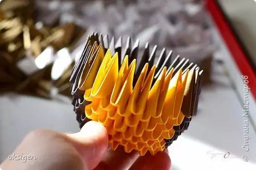 Oilarra Origami moduluetatik: Master Class Argazki eta bideoarekin