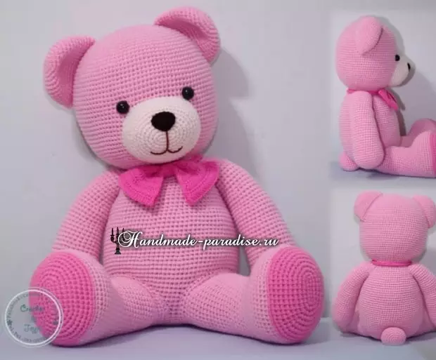 Urso rosa de crochê.