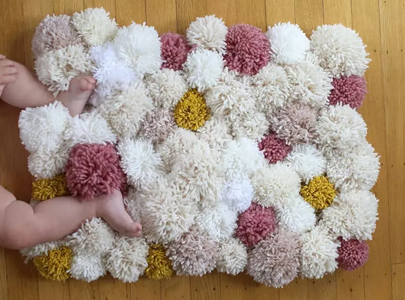 Soft rug from pomponov do it yourself
