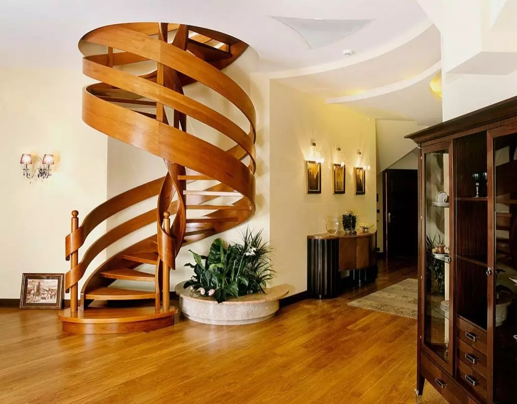 Gyönyörű spirálfa lépcsőház