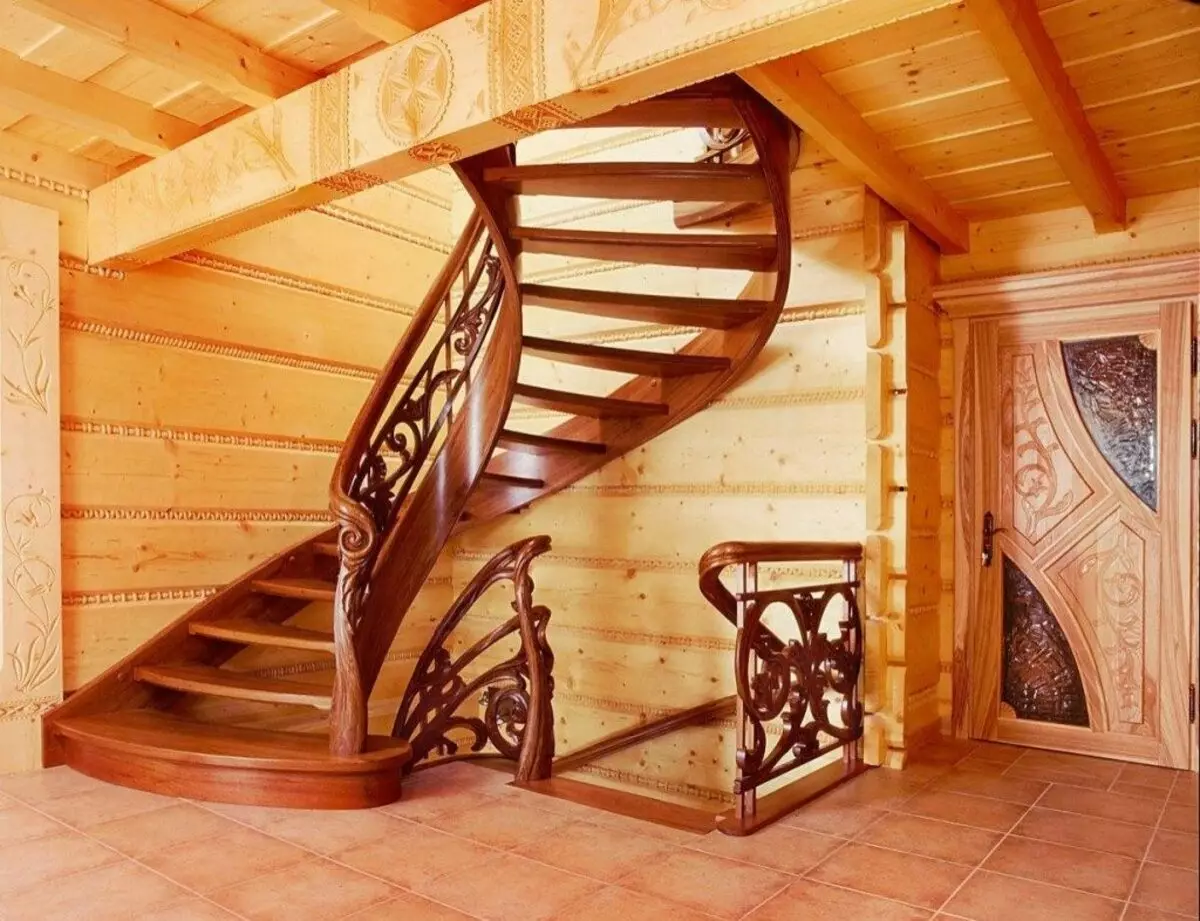 दूसरी मंजिल पर आधा लकड़ी की सीढ़ी