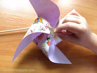 Papera itzulgarria zure eskuekin Origami teknikarekin eskemekin