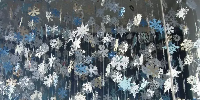 Snowflake Paper Cutouts por Nova Jaro kaj Kuniklo por Pasko