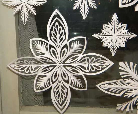 Snowflake ქაღალდის cutouts ახალი წელი და კურდღელი აღდგომა