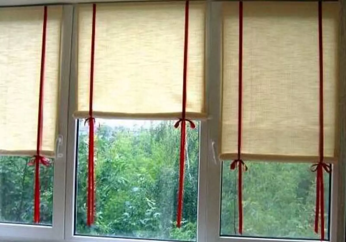 Meesterskap blindings vir die balkon met u eie hande: Ekonomiese opsie vir Windows