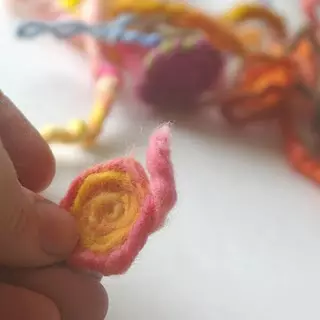 Prachtige bloemen van wollen draden doen het zelf