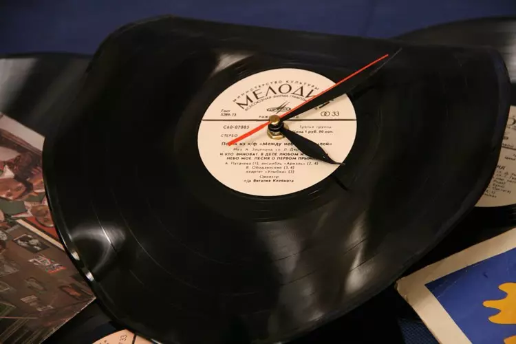 Laikrodžiai nuo senų vinilo įrašų su savo rankomis: 3 originali magistro klasė