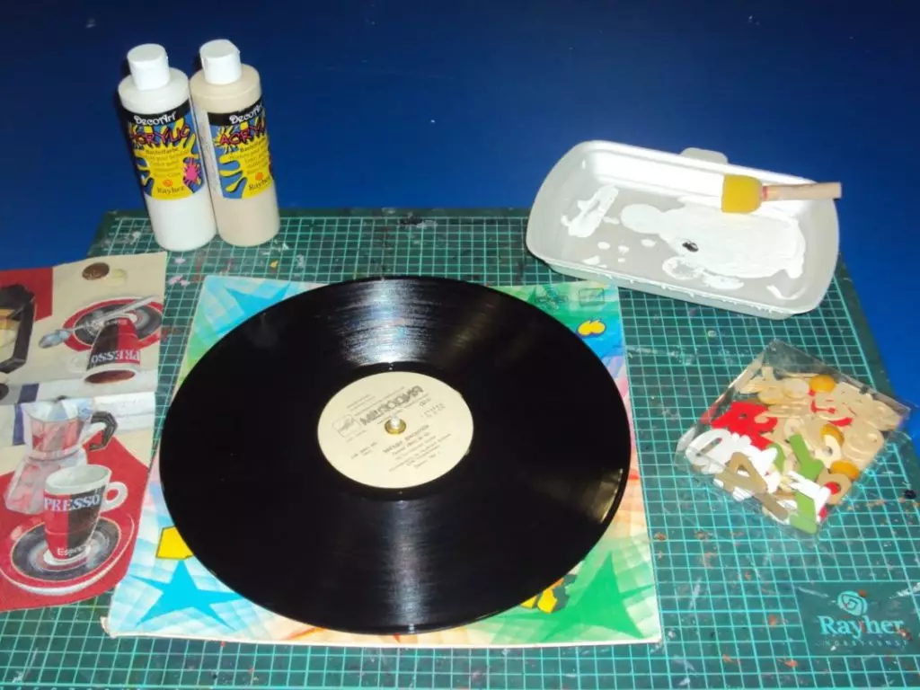 Horlosies van ou vinyl rekords met hul eie hande: 3 oorspronklike meester klas