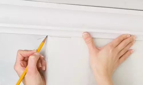 Hoe de plafond plint naar het stretch plafond met je eigen handen lijmen