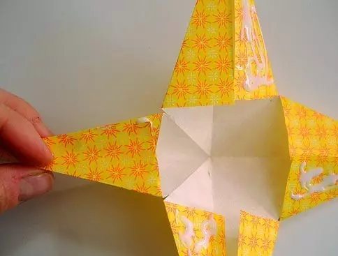 Nuwejaar se speelgoed doen dit self - agt-puntige ster van papier