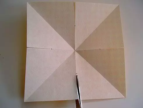 Nuwejaar se speelgoed doen dit self - agt-puntige ster van papier