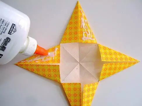 Новогодишните играчки го правят сами - осем-заострена звезда от хартия