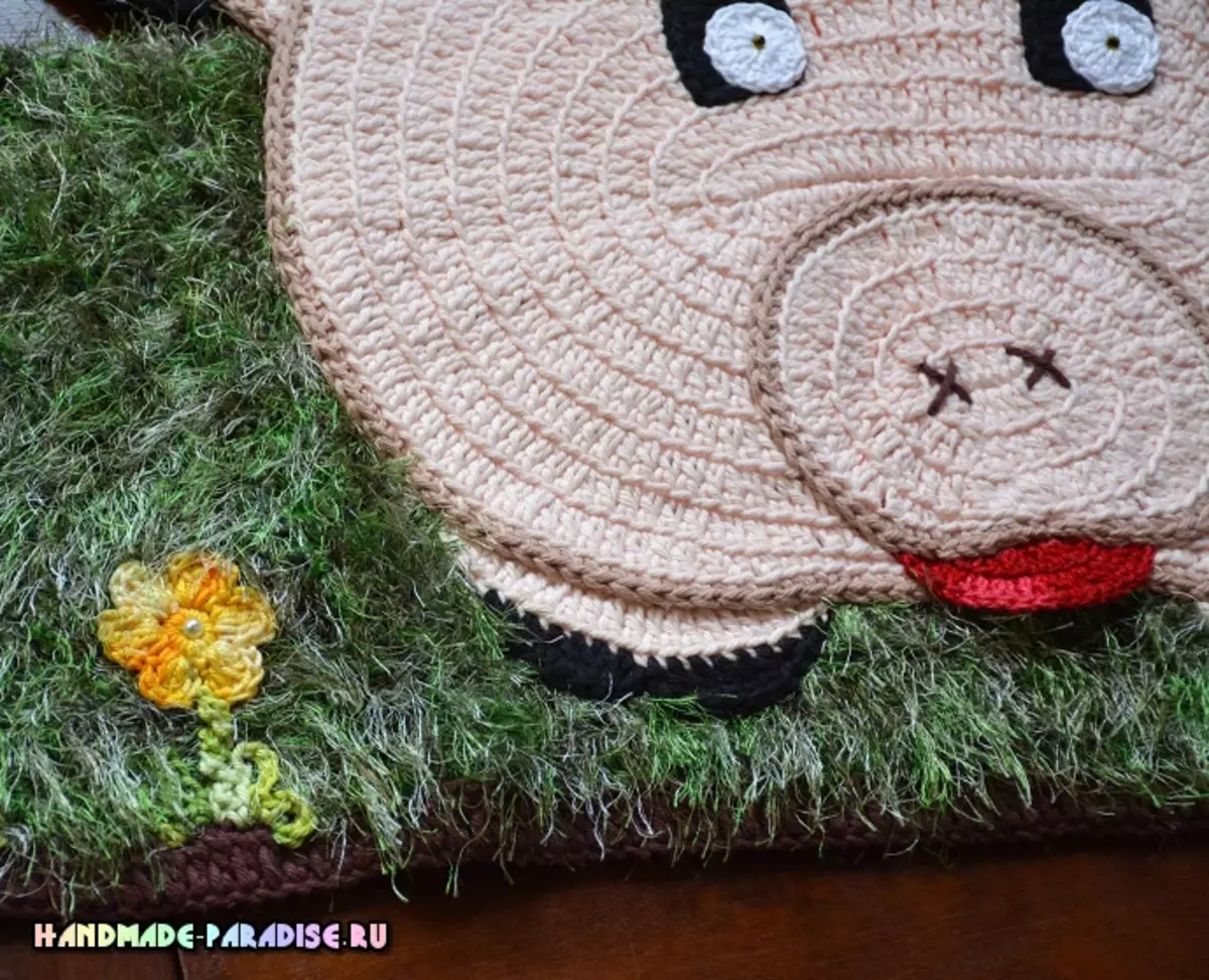 မြက်ပေါ်ရှိ piglets - ကလေးများ၏ကော်ဇော crochet