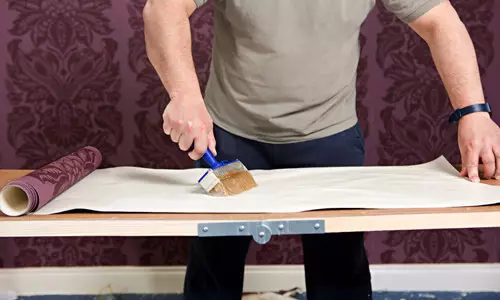 Ako sa držať tapety na drevotrieskové doske: pracovný poriadok