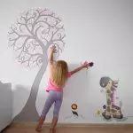 ကလေးများ၏ကိုယ်ပိုင်လက်များရှိနံရံများကိုပန်းချီဆွဲခြင်း [ထိပ်တန်းမူရင်းအကြံဥာဏ်များ]