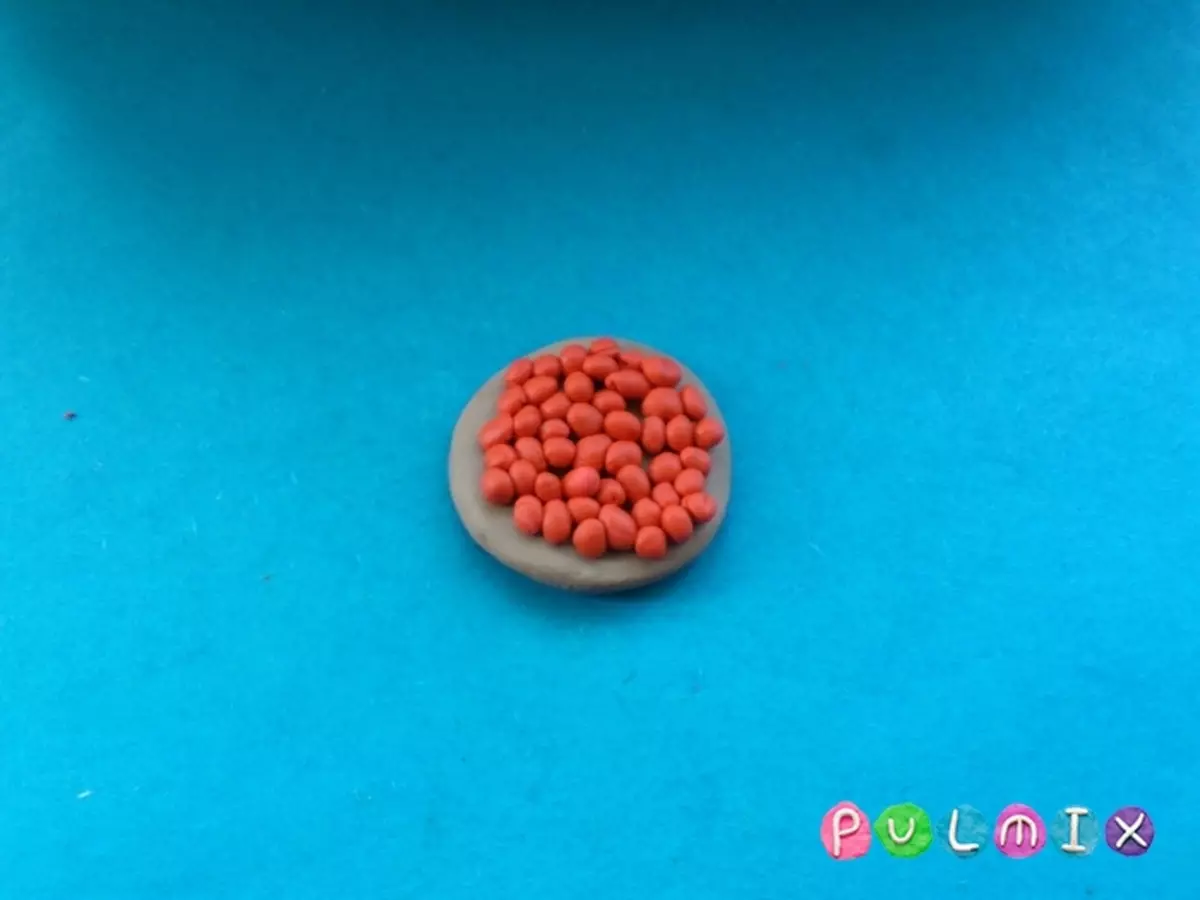 사진과 비디오로 plasticine에서 꼭두각시를위한 음식을 만드는 방법