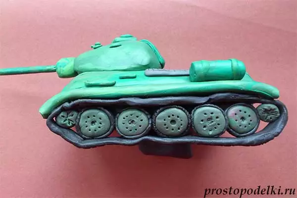 사진 및 비디오가있는 Plasticine 단계에서 탱크 T-34를 만드는 방법