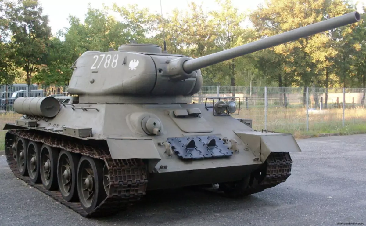 T-34 tankini fotosuratlar va videolar bilan plastinkali bosqichlardan qanday qilib tuzish kerak