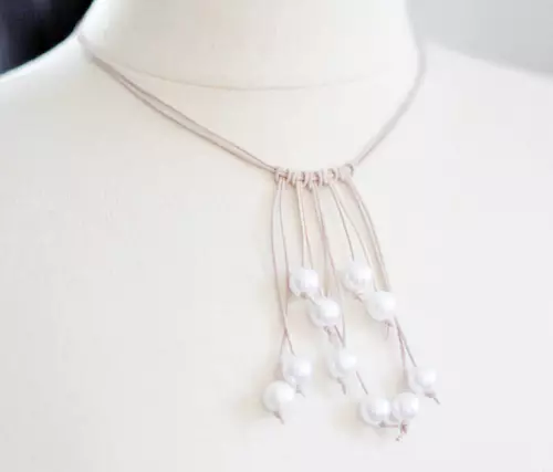 Pearl necklace bl-idejn tagħhom stess