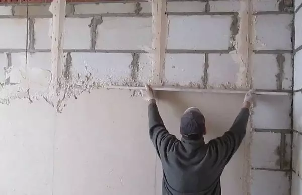 Penyediaan langkah demi langkah dinding untuk plaster hiasan