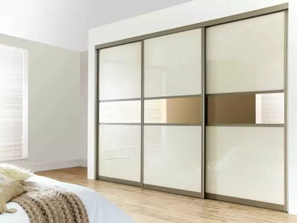 Nápady pro design a plnění skříní kupé pro ložnici