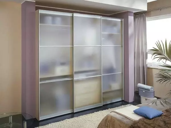 Nápady pro design a plnění skříní kupé pro ložnici