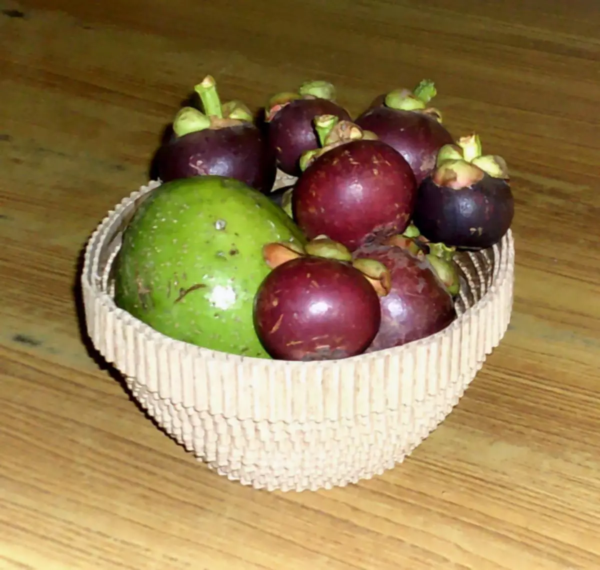 Gofreeritud kartongi vaas puuvilja DIY jaoks