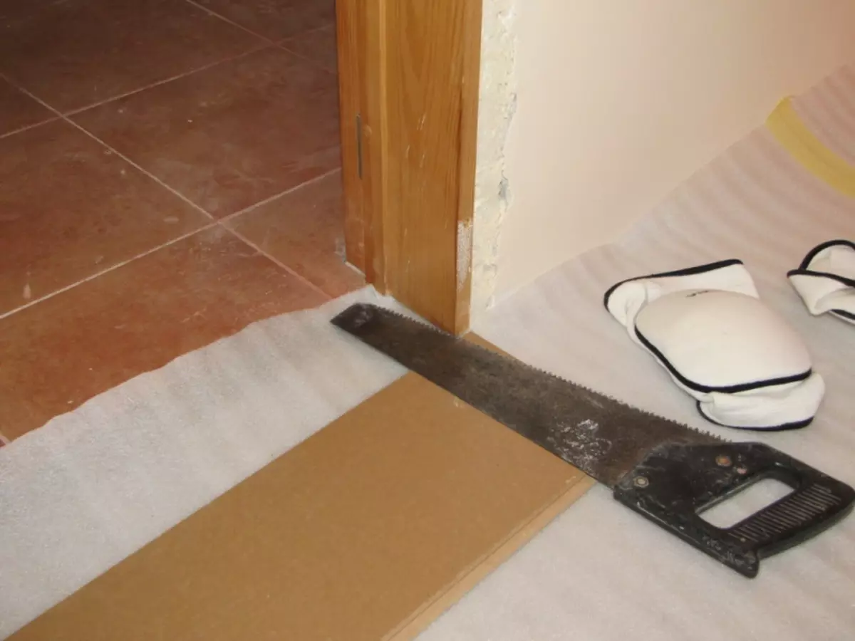 Col·locació de laminat a la porta: instruccions pas a pas