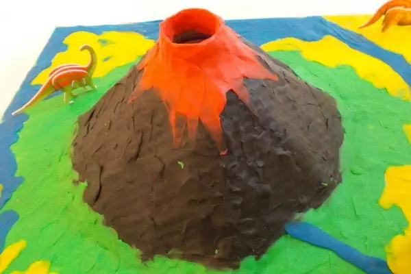 如何在家里用橡皮泥制作火山，用视频