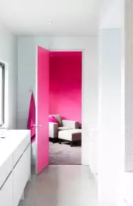 Twee-kleur interroom deure: waarvoor hulle waardeer word