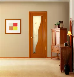 दोन-रंगाचे आंतररूम दरवाजे: ज्यासाठी त्यांना कौतुक केले जाते