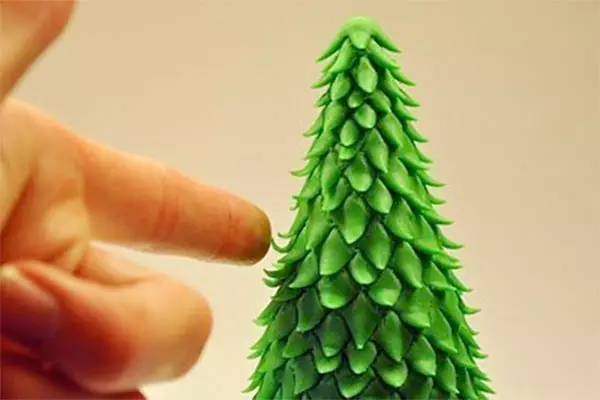 あなた自身の手で粘土からクリスマスツリーを作る方法写真やビデオとステップバイステップバイステップ